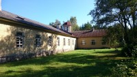 hooneid on saarel palju. enamus nõukaaegsed lastelaagrite hooned